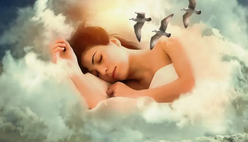 Una mujer duerme rodeada de nubes, como si soñara con mi abuela fallecida. Tres pájaros vuelan sobre ella.