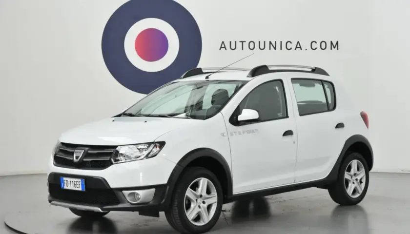Dacia Sandero 1500 diesel Stepway bianca, pronta per ogni avventura.