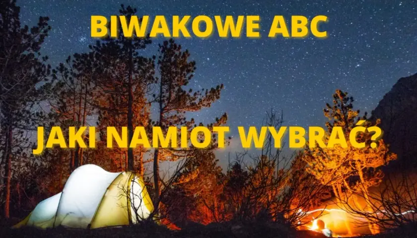 Nocne biwakowanie pod rozgwieżdżonym niebem. Jak wybrać namiot, by noc była udana? Dwa oświetlone namioty w lesie.