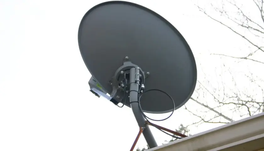 Antena satelitarna nc+ z widocznym konwerterem. Podpowiadamy, jak ustawić jakość sygnału nc+.