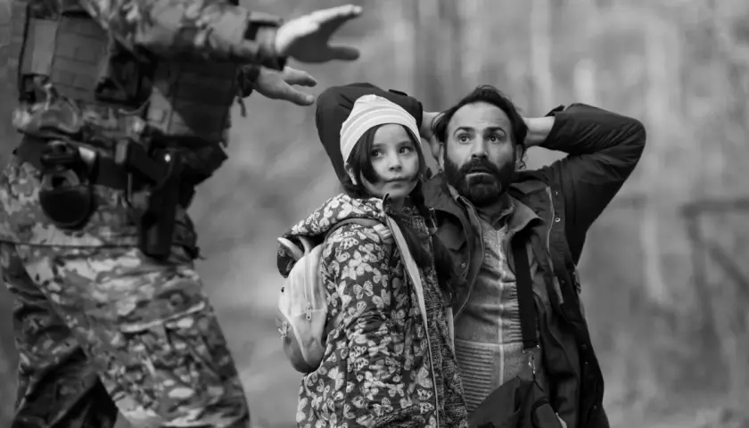 Ojciec z córką, zatrzymani przez strażnika na zielonej granicy. Scena z filmu, która wywołała wiele recenzji.
