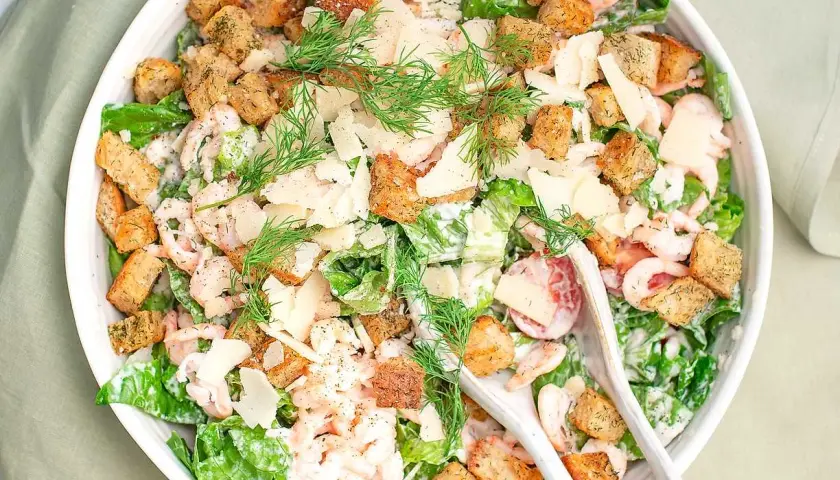 En härlig caesarsallad med räkor, krutonger och parmesan. Ett perfekt caesarsallad recept för en lätt lunch.