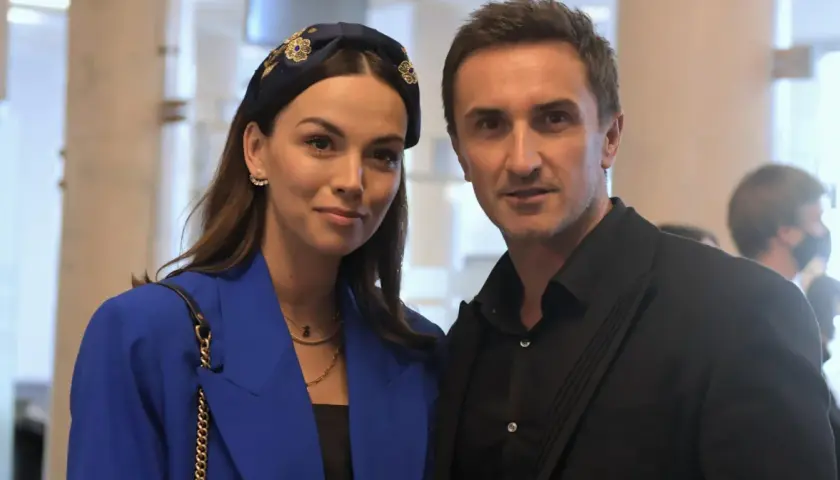 Paulina Krupińska w niebieskiej marynarce i Sebastian Fabijański na evencie. Ile lat ma Paulina Krupińska?