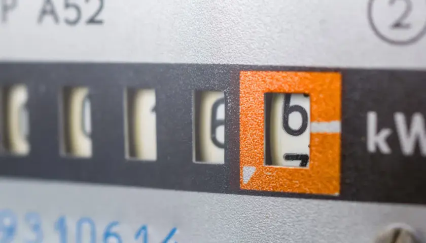 Zbliżenie na licznik energii elektrycznej, widoczne cyfry wskazujące zużycie. Taryfa c12a.