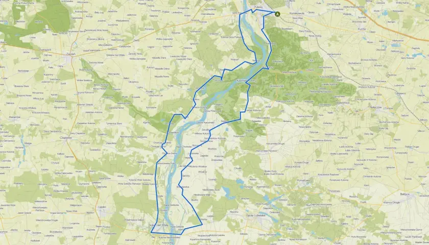 Mapa pokazuje trasę jak dojechać z Puław do Kazimierza Dolnego, z zaznaczoną drogą przez tereny wiejskie i nad Wisłą.