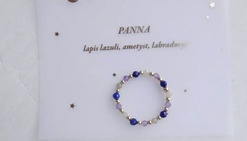 Pierścionek z lapis lazuli, ametystu i labradorytu dla Panny. Kamienie tworzą magiczny krąg, niczym nocne niebo.