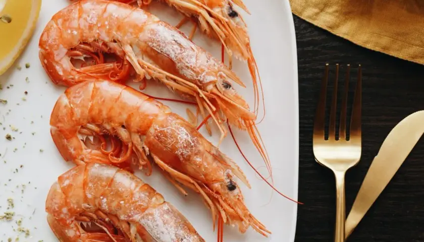 Smażenie krewetek jak szef kuchni? Poznajmy restauracyjne triki