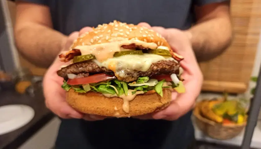 Jak podgrzać bułki do hamburgerów w piekarniku, aby były chrupiące?