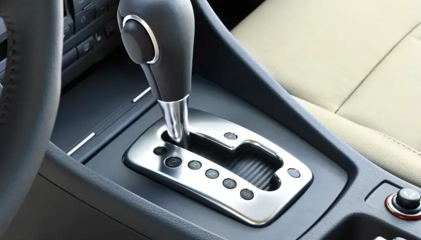 Dźwignia zmiany biegów w Audi z technologią multitronic. Widoczne przyciski P, R, N, D, S.