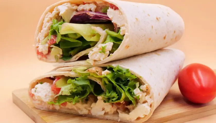 Dwa tortille z kurczakiem, sałatą i pomidorem. Czy tortilla jest tucząca? Zależy od składników!