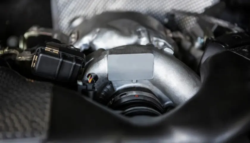 Czysty filtr powietrza to klucz do optymalnego spalania w silniku. Widoczny element turbosprężarki.