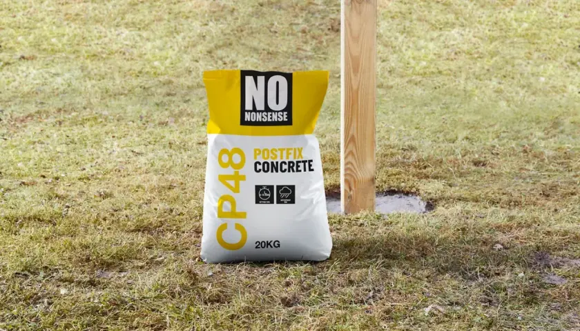 Worek z napisem "NO NONSENSE POSTFIX CONCRETE" to jeden z rodzajów cementu, idealny do szybkiego mocowania słupków.