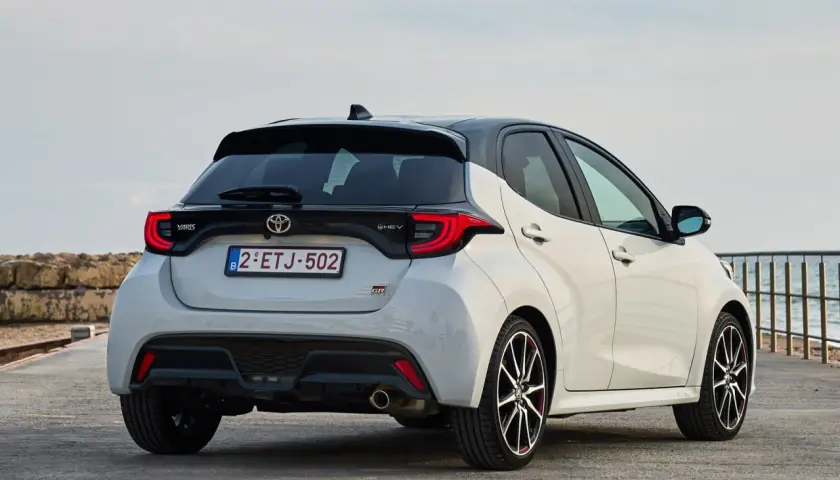 La nuova Toyota Yaris GPL, vista da dietro, con il suo design sportivo e moderno, pronta per un viaggio ecologico.
