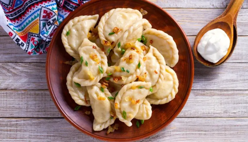 Idealna surówka do pierogów z mięsem, która zachwyci Twoje podniebienie
