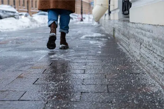 Sól na chodnikach: legalność, mandaty i bezpieczne alternatywy