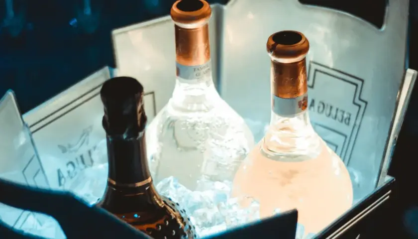Butelki schłodzone w lodzie. W jakiej temperaturze zamarza alkohol? Zależy od jego stężenia.