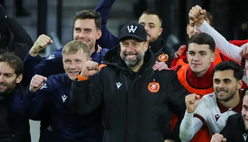 Radość piłkarzy Widzewa Łódź po udanych transferach. Drużyna świętuje sukcesy.