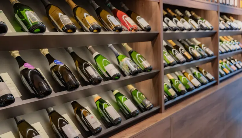 Rayons remplis de bouteilles de champagne. Une bouteille de champagne pour combien de personnes ? La réponse dépend de la taille de la fête !