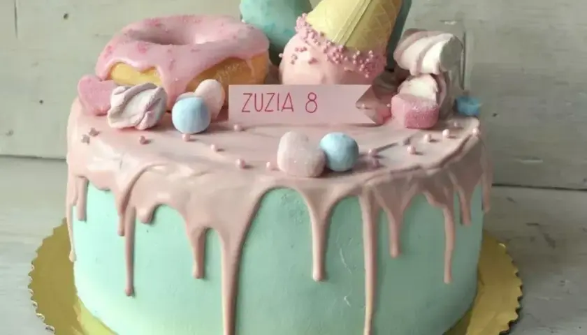 Kolorowy tort ze słodyczami dla dzieci, ozdobiony pączkami, lodami i piankami. Idealny na urodziny Zuzi!
