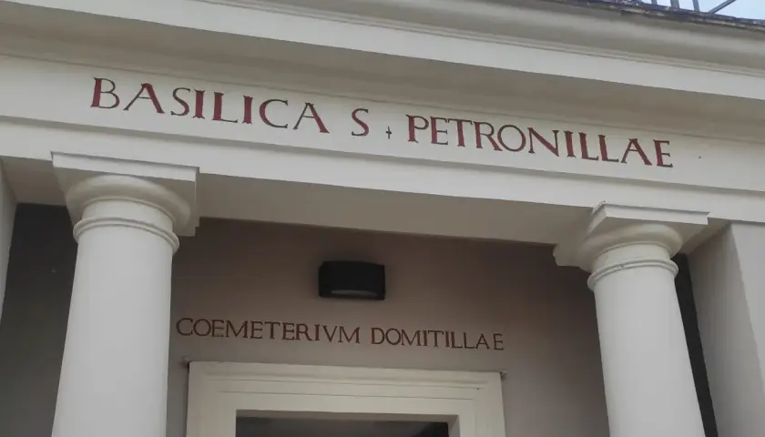 Wejście do Bazyliki św. Petronilli, gdzie znajdują się katakumby rzymskie. Napis "Coemeterivm Domitillae" zapowiada podziemne korytarze.