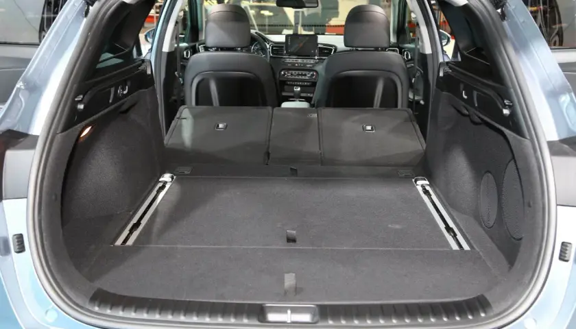 Tomt bagageutrymme i en Kia Ceed, redo för last. Måtten är viktiga för att veta hur mycket som får plats.
