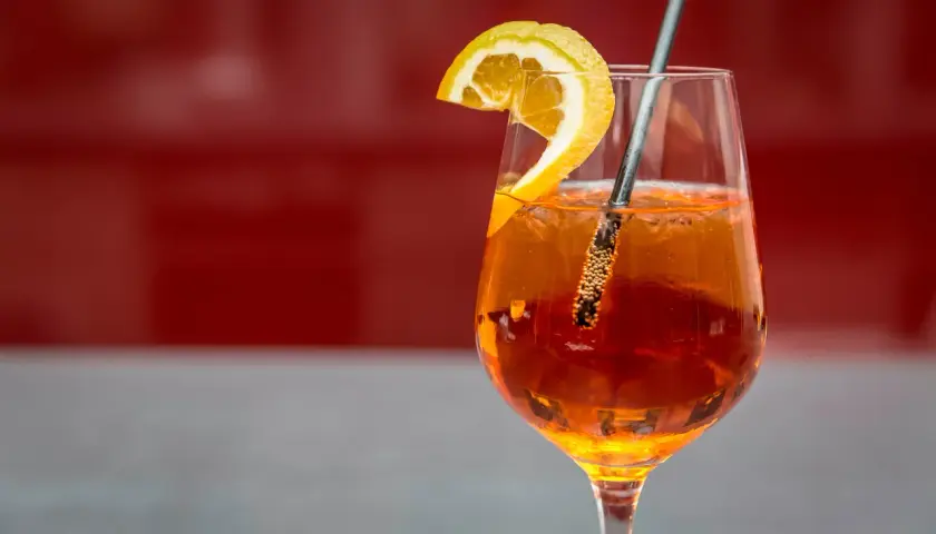 Orzeźwiający Aperol z pomarańczą i lodem, idealny na letnie popołudnie. Z czym pić? Z cytryną i prosecco!