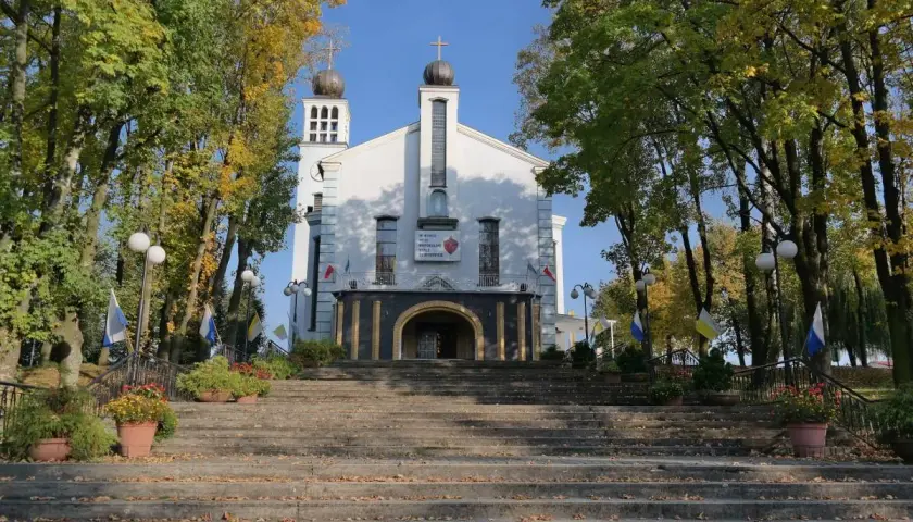 Sanktuarium w Turzy Śląskiej, otoczone jesienną przyrodą, zaprasza do pielgrzymki i odpoczynku.