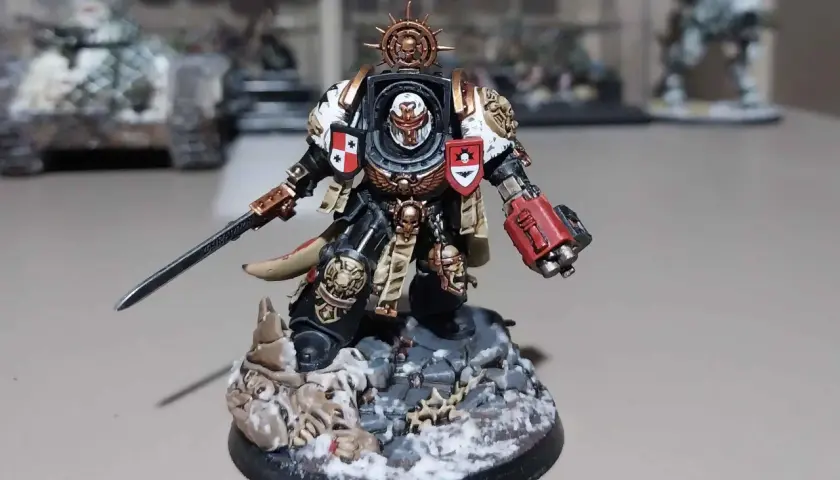 Zimny, śnieżny teren, na którym stoi **black templar marshal** z mieczem i młotem bojowym, gotowy do walki.