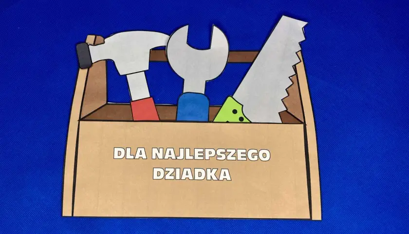 Urocze laurki dla dziadków w kształcie skrzynki z narzędziami. Napis "Dla najlepszego dziadka" świadczy o miłości.
