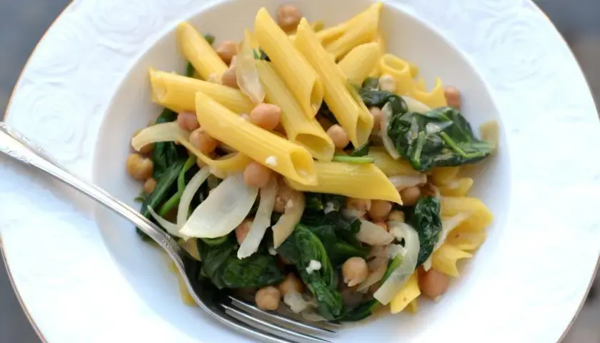 Penne konjac ze szpinakiem – zdrowy przepis na niskokaloryczny obiad
