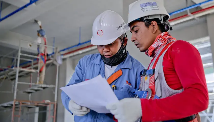 Samodzielna praca elektryka: Kiedy możesz pracować solo? Uprawnienia i BHP