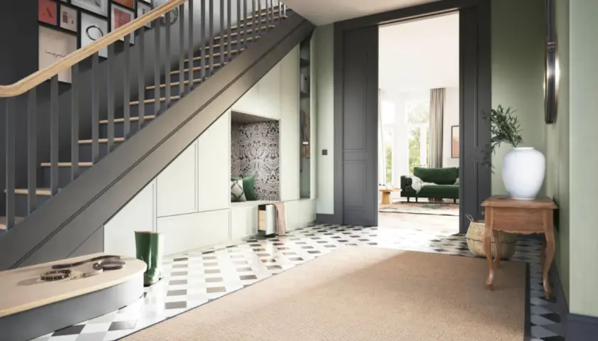 Clevere unter offener Treppe Ideen: Einbau von Sitzbank und Stauraum, dekorative Wandgestaltung und praktische Garderobe.
