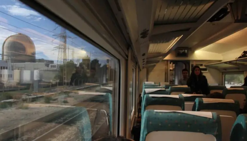 Viaje en tren de Valencia a Tarragona, con vistas a una central nuclear y el interior del vagón.