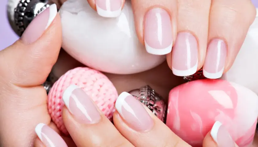 Manicure japoński z hybrydą - czy to możliwe? Zalety i wady