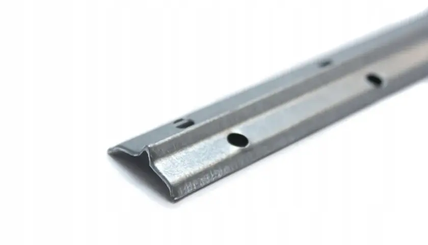 Metalowa listwa tynkarska 6mm z otworami, idealna do precyzyjnego wykończenia ścian.