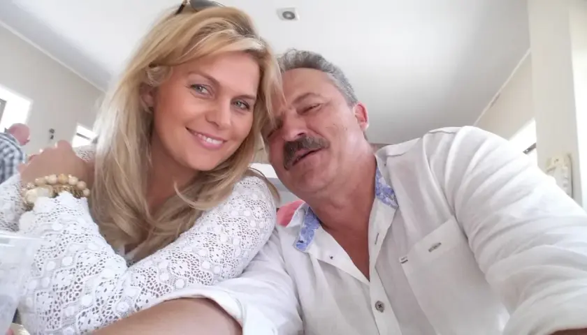 Marek Jakubiak z żoną i dziećmi cieszą się wspólnym czasem. Uśmiechnięta para na selfie.