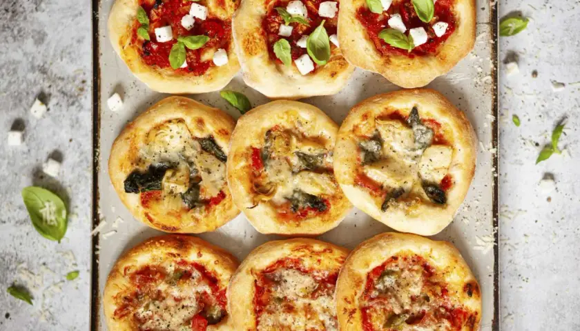 Mini pizze z serem feta i bazylią lub z karczochami i szpinakiem. Idealne inspiracje, co położyć na pizze.