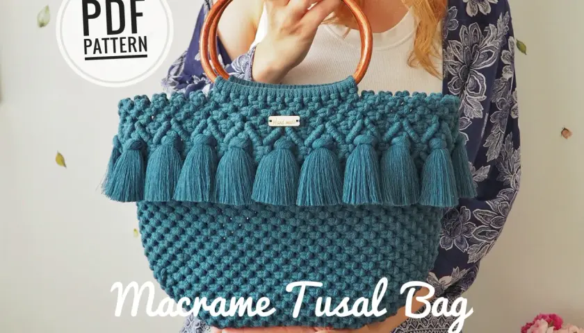 Piękna torebka makrama diy z frędzlami i drewnianymi uchwytami. Wzór PDF dostępny.