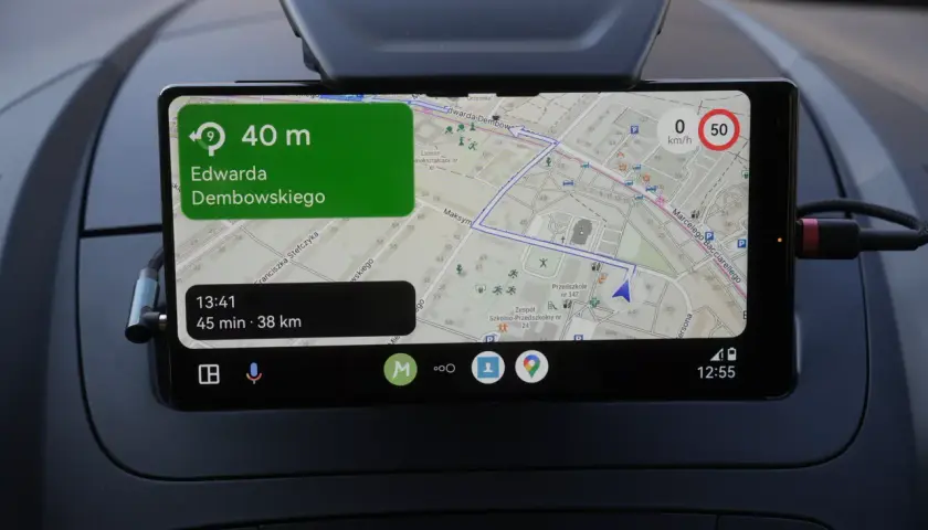 Nawigacja Medianav z Android Auto pokazuje trasę do ul. Edwarda Dębowskiego. Czas dojazdu 45 min, dystans 38 km.