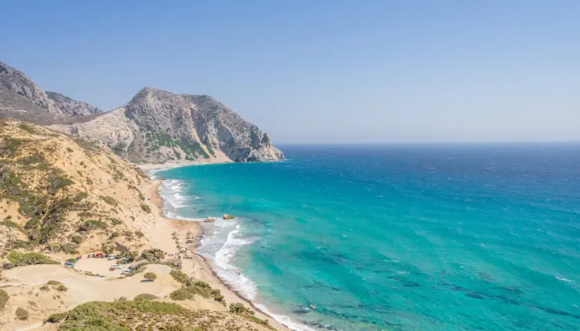 Traumhafte Bucht mit türkisfarbenem Wasser, einsame Strände und Berge – hier sind die Kos Geheimtipps für unvergessliche Urlaubstage.