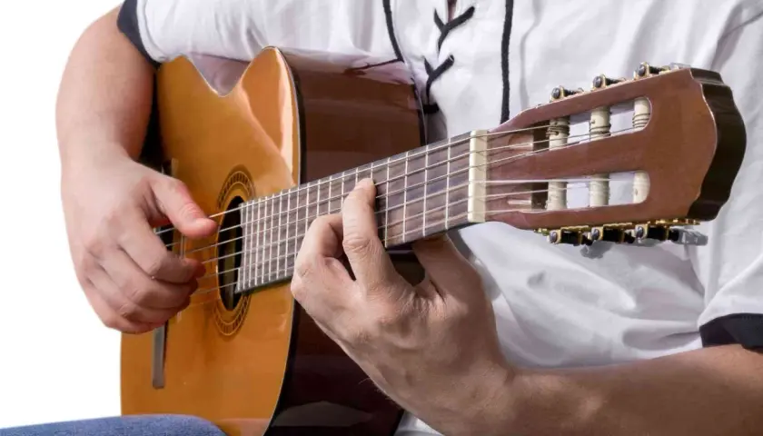 Dłonie grają na pięknej, brązowej, dobra gitara akustyczna.