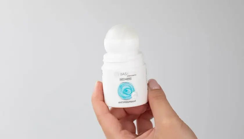 Dezodorant dezynfekuje? Prawda o ranach i antyperspirantach