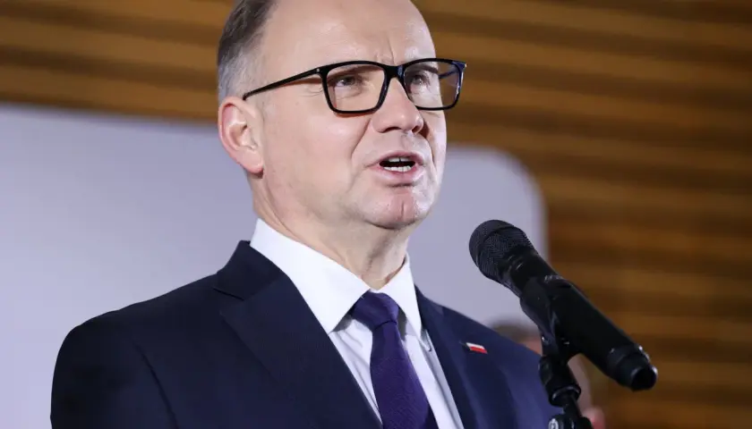 Prezydent Duda przemawia do mikrofonu, wyjaśniając, dlaczego projekt ustawy o mowie nienawiści został zakwestionowany przez trybunał.