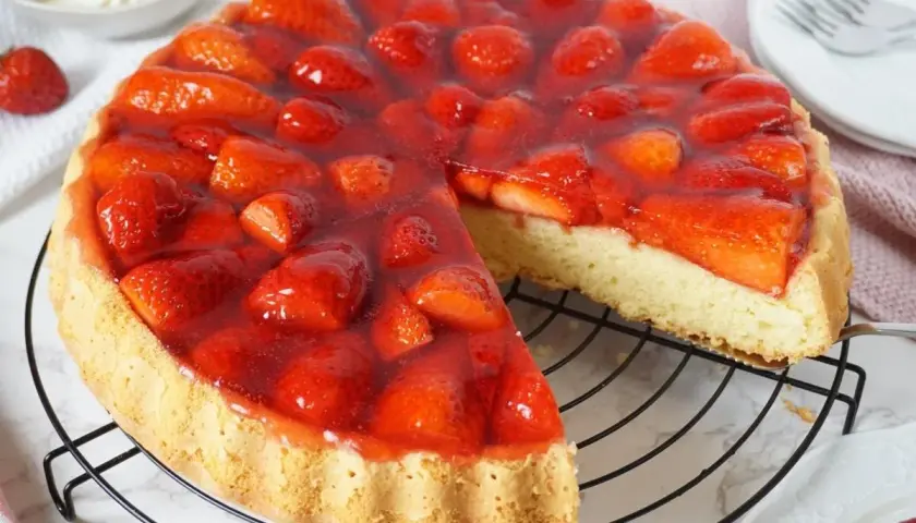 Ein saftiger Erdbeerkuchen mit frischen Erdbeeren und Tortenguss. Perfekt für jedes Erdbeerkuchen Rezept.