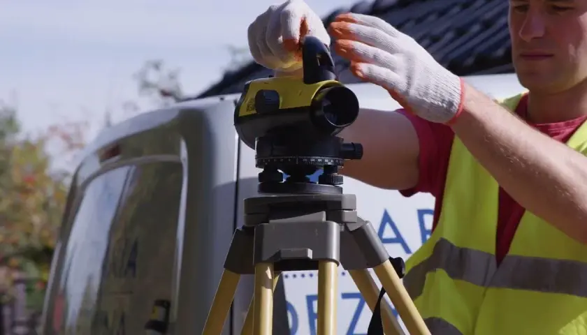 Co robi technik geodeta? Odkryj jego kluczowe obowiązki i narzędzia