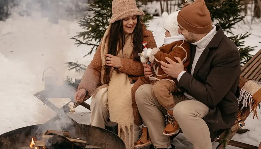 Jak ubrać się na ognisko? Wygodne i stylowe propozycje na każdą pogodę