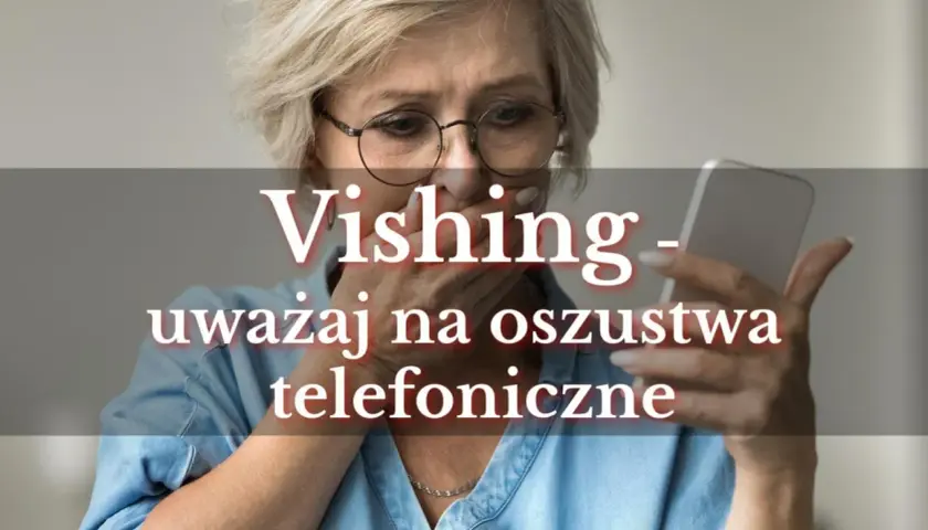 Przerażona kobieta trzyma telefon, na którym widnieje napis "Vishing - uważaj na oszustwa telefoniczne".