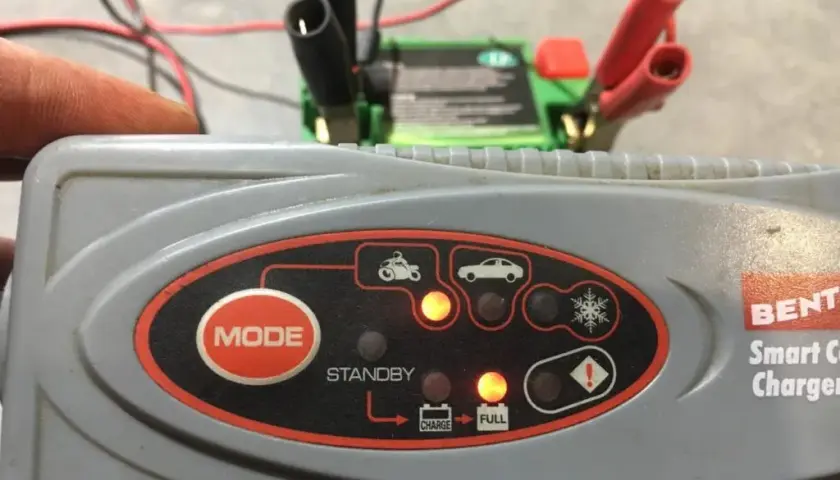 Akumulator 12V w motocyklu: Jak ładować, by służył latami?