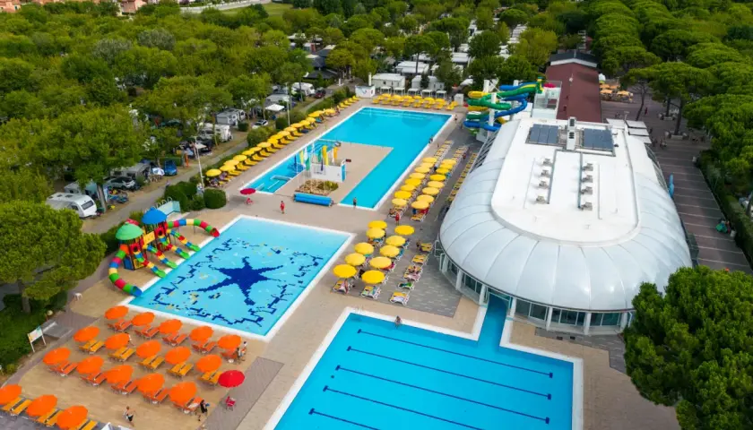 Rajski camping z basenami, zjeżdżalniami i mnóstwem zieleni. Idealne miejsce na wakacje!