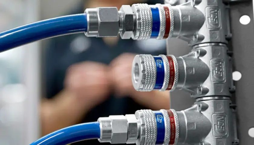 Conexiones rápidas de gas con rosca cónica, azules y plateadas, con detalles rojos y azules.